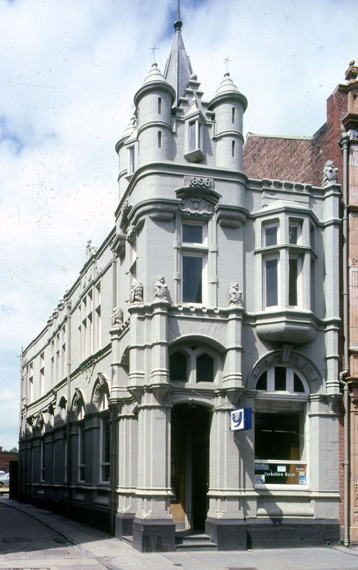 <h2>FRONT ENTRANCE OF THE YORKSHIRE BANK, NEWGATE STREET</h2><p class='caption'>Beamish The Living Museum of the North – People’s Collection</p>